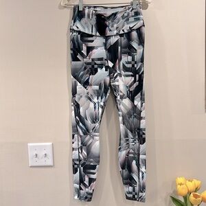 🔥NIKE Dry Fit Geometric Patterned Leggings🔥